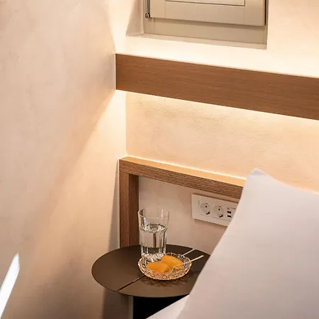 Monk 27 - Stylish Old Town Retreat *