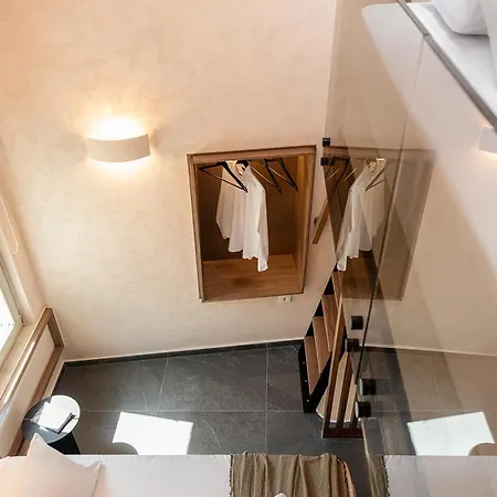Monk 27 - Stylish Old Town Retreat